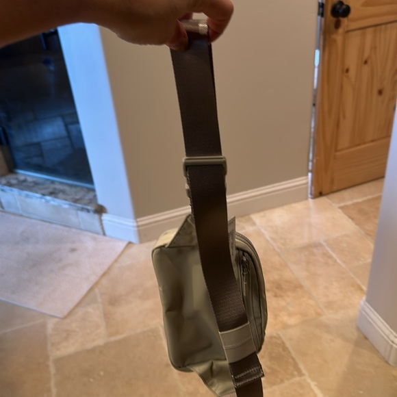Brand new Lululemon schätzen Crossbody purse, still has tags on it - Picture 2 of 3